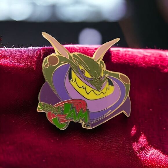 Space Jam Alien Villain Pin Wincraft Vintage 1996 Enameled Gold Tone Warner Bros - Picture 8 of 12